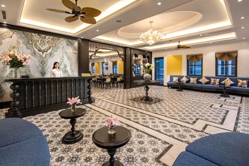 Ha Long Essence Hotel nổi bật với thiết kế tinh tế, kết hợp độc đáo các chi tiết và hoa văn.