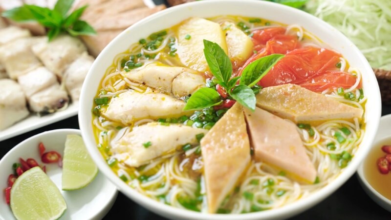 Bún chả cá thơm ngon, chả dai giòn.