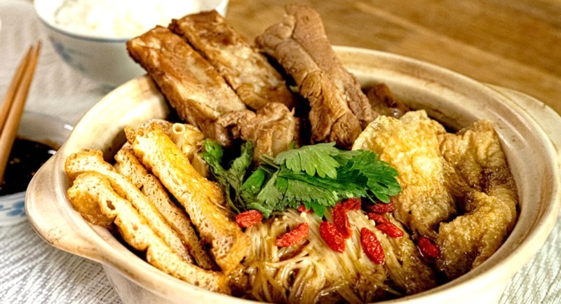 Bak Kut Teh: Nguyên liệu dễ kiếm ở chợ truyền thống.