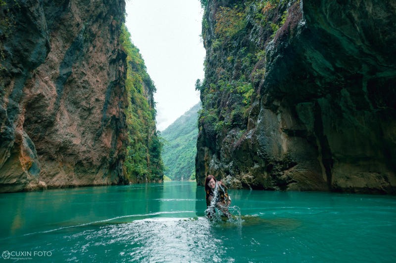 Cô nàng xinh xắn chinh phục Mỏm đá giữa dòng Sông Nho Quế, thoát khỏi vòng an toàn.