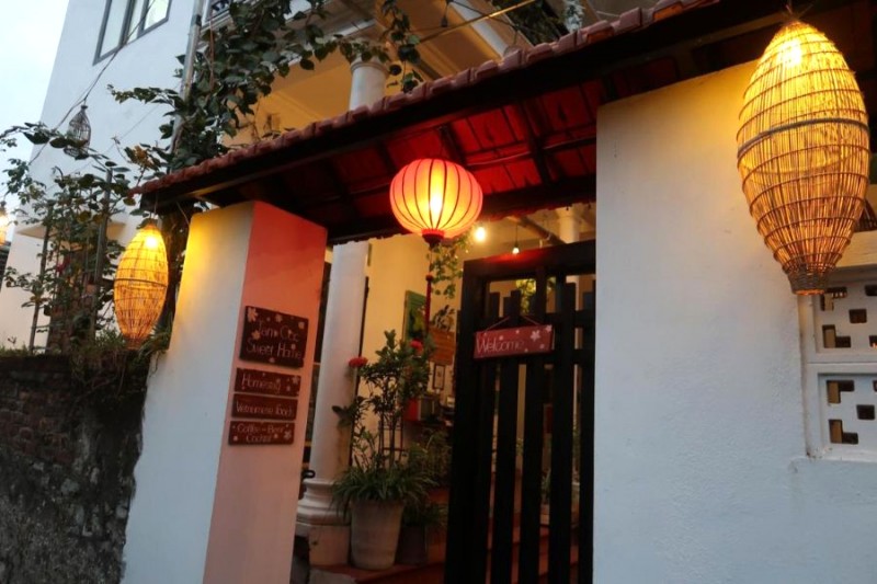 Homestay ấm cúng với ánh đèn vàng.