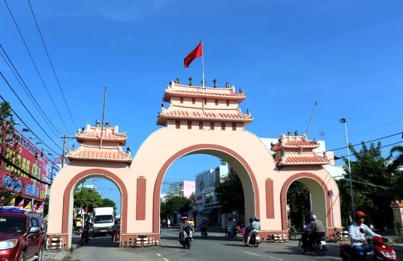 Cổng Tam Quan Rạch Giá, xây dựng năm 1955, là điểm nhấn thu hút du khách khi vào trung tâm thành phố.