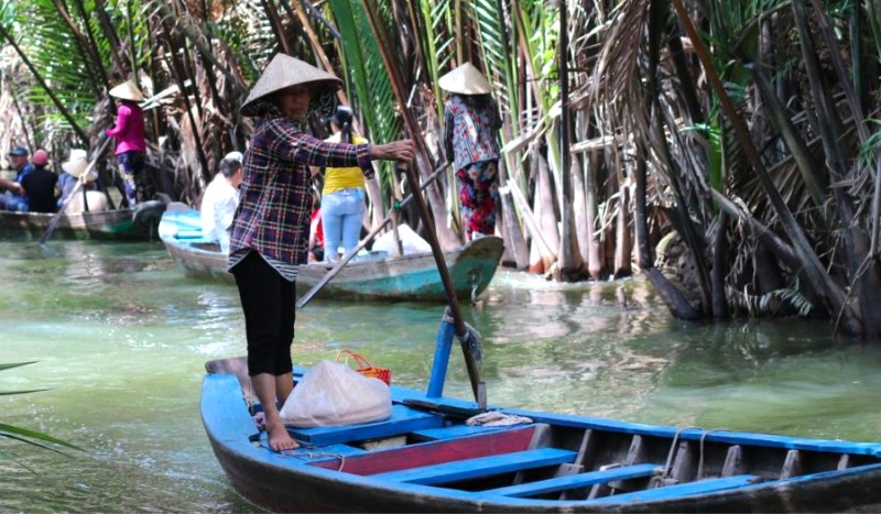 Khám phá Bến Tre bằng xuồng ghe là trải nghiệm được du khách yêu thích.