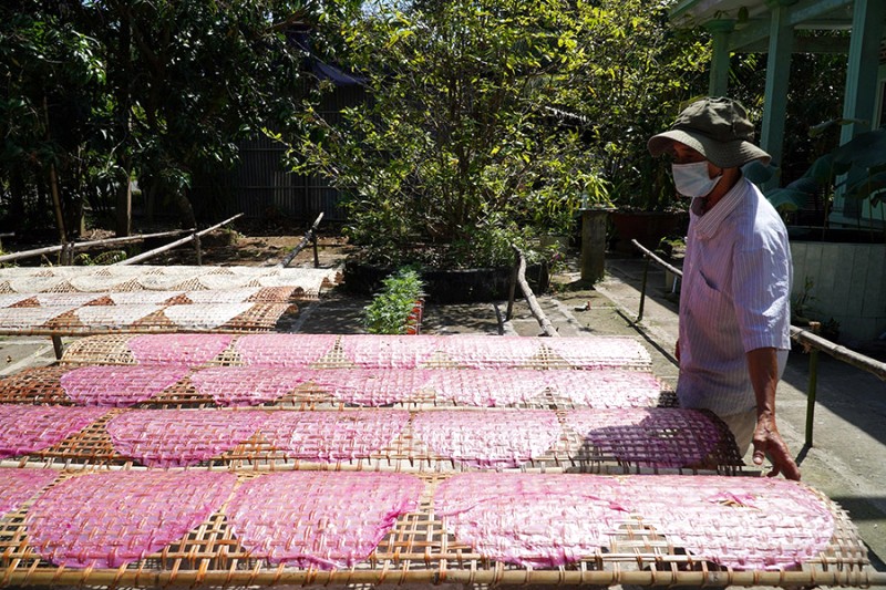 Bánh tráng Vĩnh Long: Hương vị truyền thống, thủ công chất lượng.