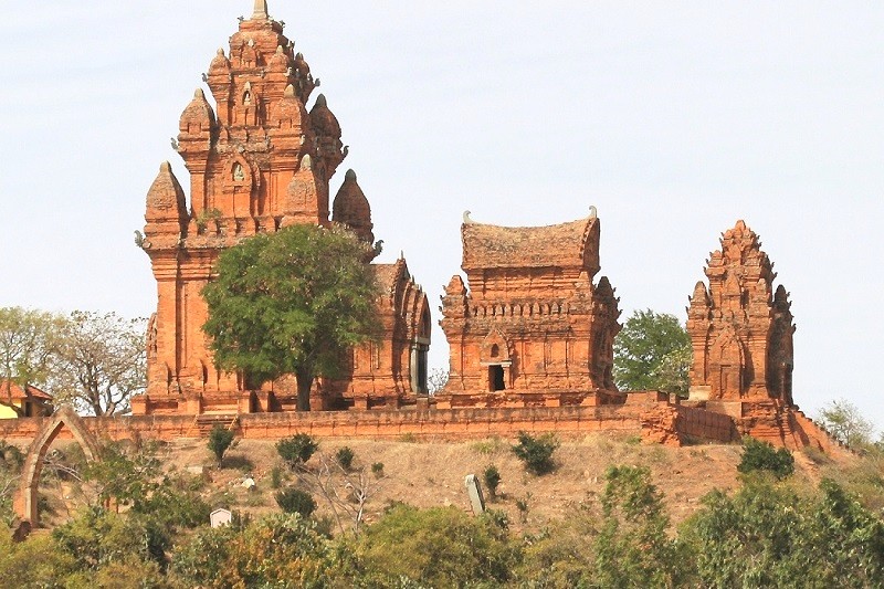 Tháp Chăm Poshanư: Thờ công chúa và thần Shiva.