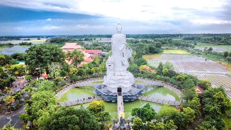 Tây Ninh ẩn chứa vẻ đẹp nguyên sơ, trong trẻo, thiên nhiên thơ mộng tô điểm thêm nét rạng rỡ cho cảnh sắc.