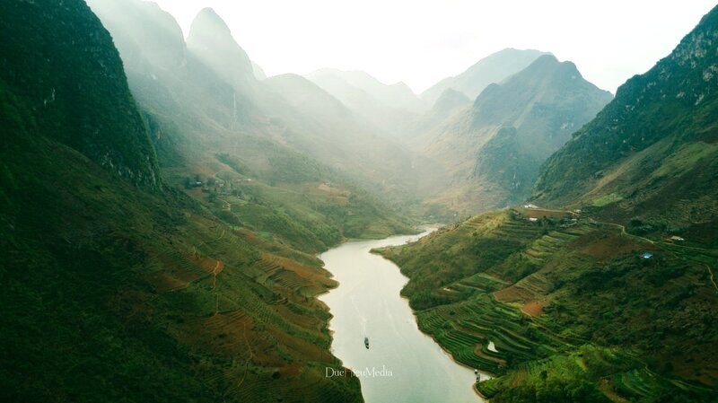 Hà Giang: Núi đá hùng vĩ, sông uốn lượn thơ mộng.