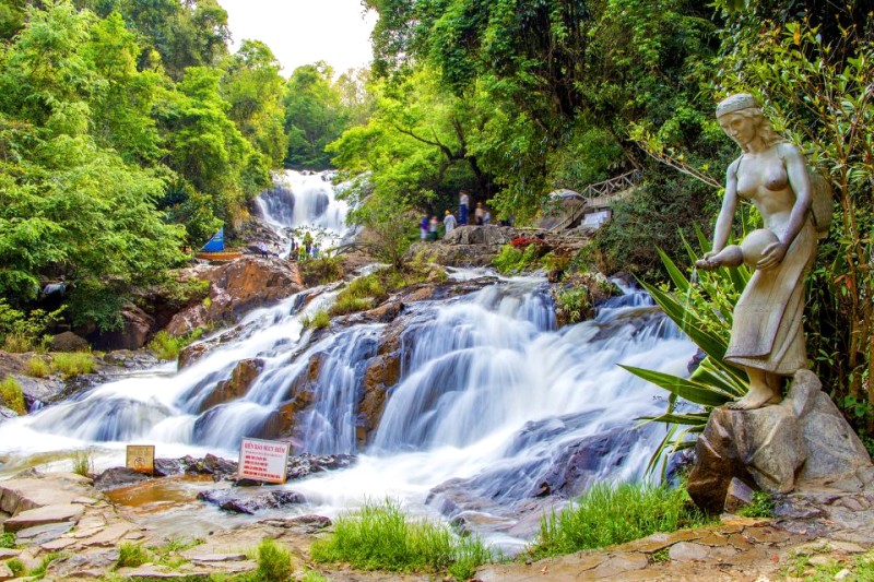 Khung cảnh thiên nhiên thanh bình, lý tưởng cho du khách tìm kiếm sự thư thái, xua tan mệt mỏi sau cuộc sống bộn bề.