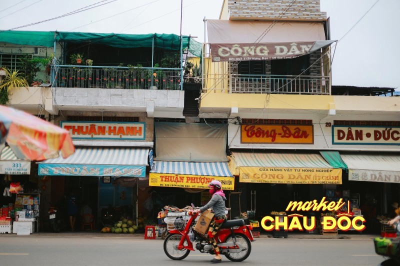 Qua lăng kính của Thanh Tú, những cửa hàng truyền thống quen thuộc bỗng trở nên ấn tượng lạ thường.