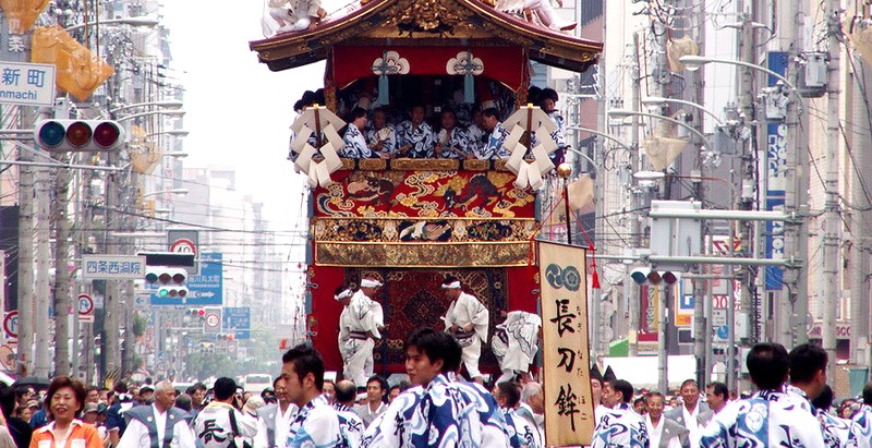 Tháng Bảy, Kyoto rực rỡ sắc màu lễ hội Gion Matsuri, ánh đèn lồng lung linh.