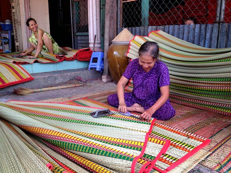 Hội An, nơi làng quê vẫn lưu giữ nét đẹp nghề truyền thống. Nụ cười rạng rỡ của người dân dệt chiếu, minh chứng cho kế sinh nhai bền vững qua bao thế hệ.