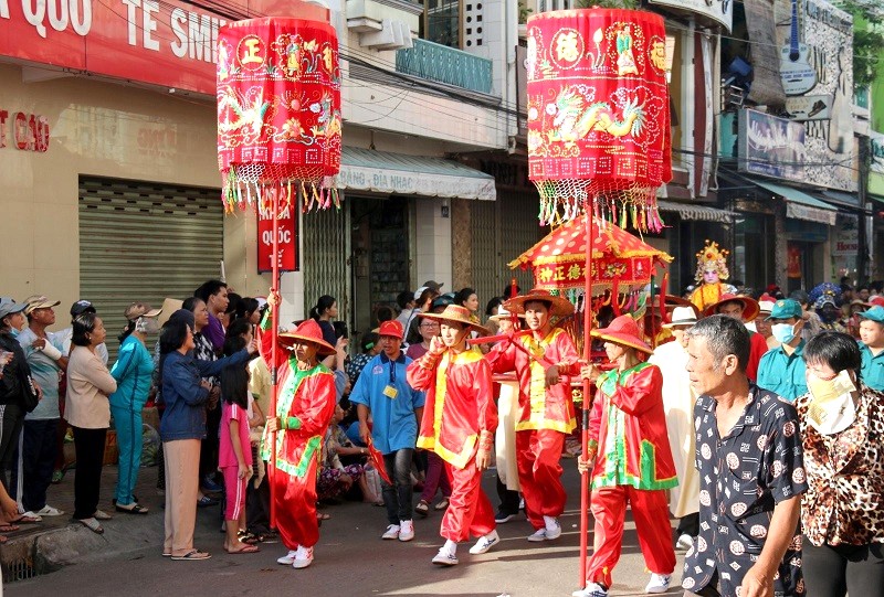 Đoàn người đứng xem lễ rước đi qua.