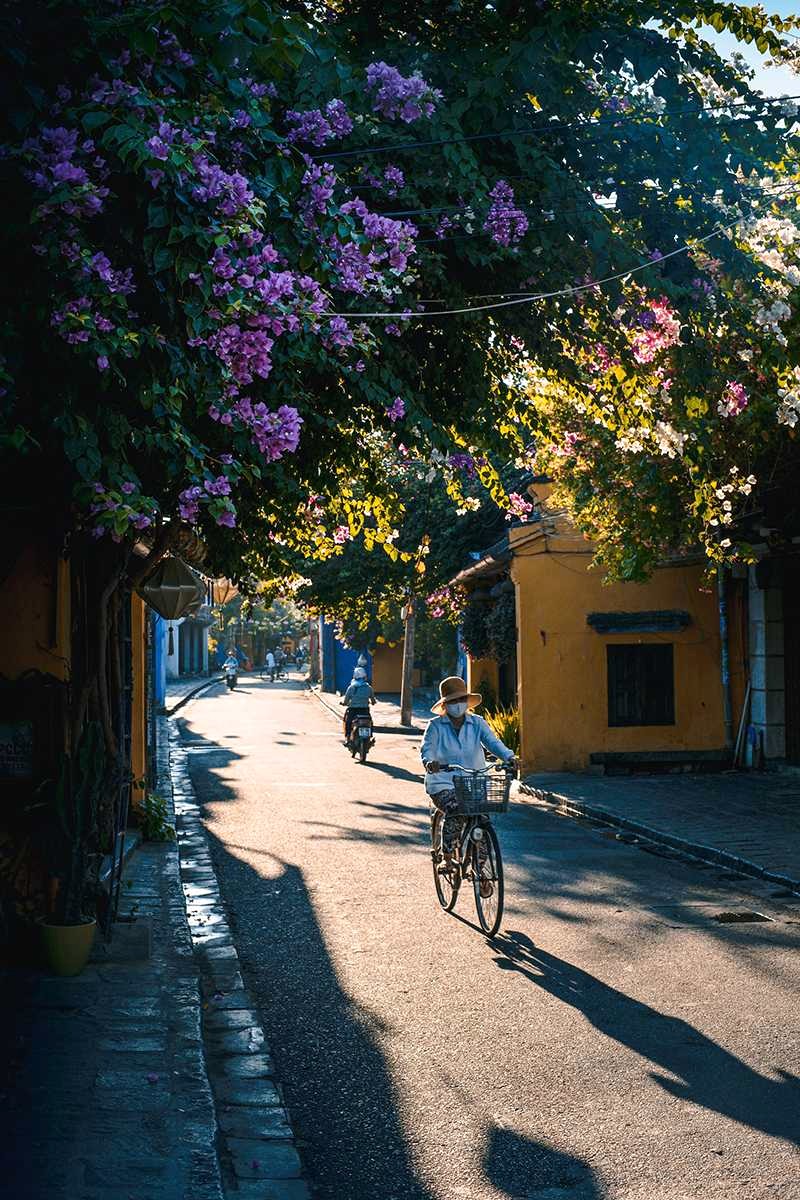 Hội An, nơi phố cổ bình yên nép mình bên sông Hoài, chào đón du khách bằng nhịp sống chậm rãi, thanh bình.