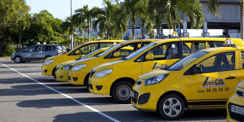 Taxi: Phương tiện phổ biến, tiện lợi, được nhiều người yêu thích.