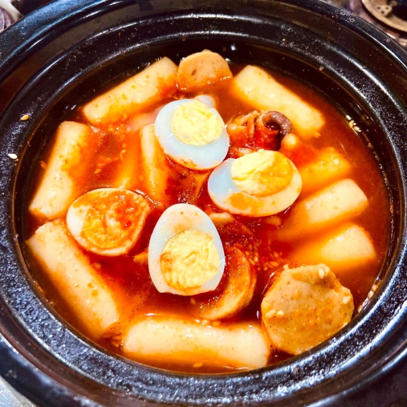 Nơi đây có nhiều món ăn vặt hấp dẫn như mì cay, tokbokki, cơm chiên,... được nhiều người yêu thích.