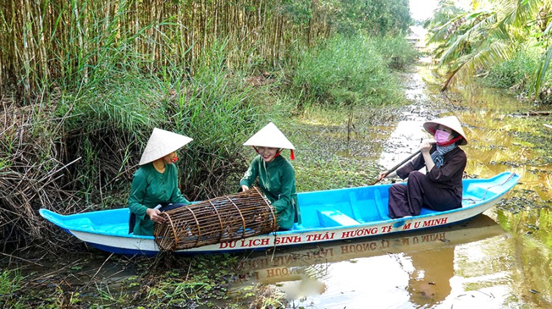 Nghề đặt lờ, nét văn hóa đặc trưng của người dân Cà Mau, gắn liền với mùa nước nổi.