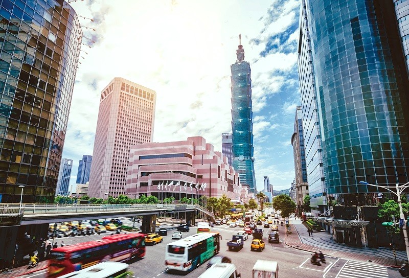 Di chuyển đến Taipei 101 bằng bus hoặc MRT.