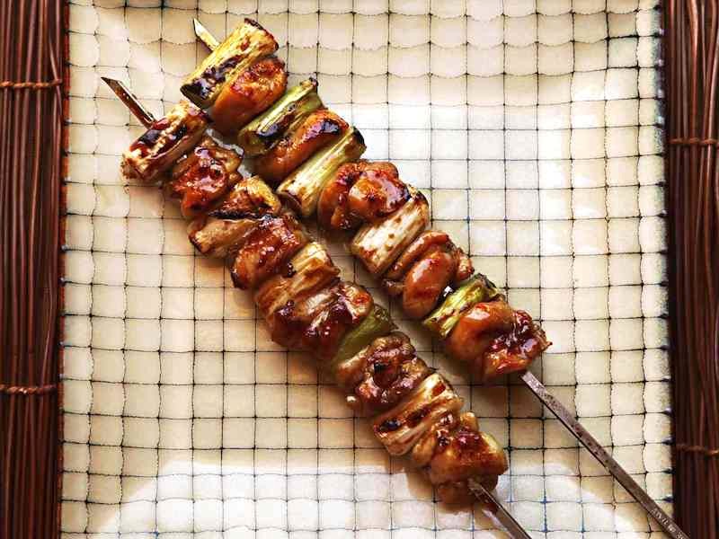 Negima (ねぎま) là món yakitori phổ biến, gồm thịt gà (thường là đùi) xiên que cùng với tỏi tây.