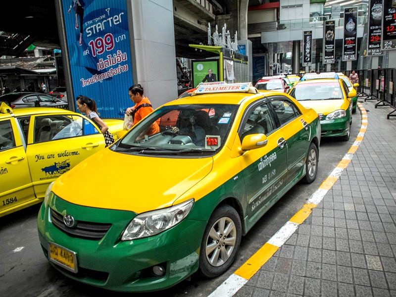 Du lịch Ayutthaya, taxi là lựa chọn tiện lợi.