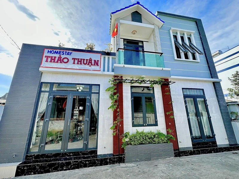 Thảo Thuận Homestay nằm giữa khu dân cư, gần chợ hải sản và bến cảng.