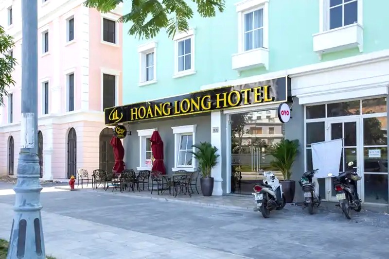 Hoàng Long Hotel thu hút du khách bởi lối kiến trúc hiện đại, sang trọng.