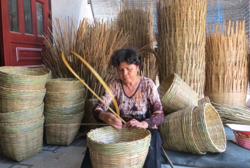 Nghề đan lát nuôi sống nhiều hộ Khmer ở Phước Quới.