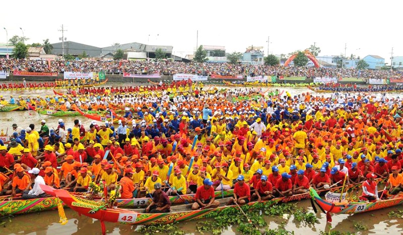 Đua thuyền sôi động, lễ hội thêm vui.