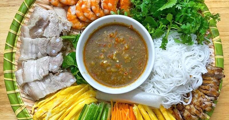 Bánh tráng cuốn thịt heo luộc chấm mắm nêm, hương vị đặc trưng miền Trung.