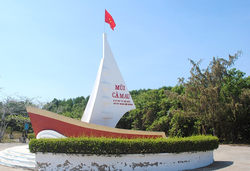 Tàu vươn biển, cờ tung bay.