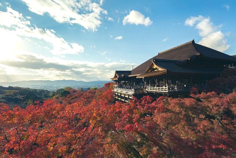 Kiyomizudera: Kiến trúc cổ kính, bất tử theo thời gian.