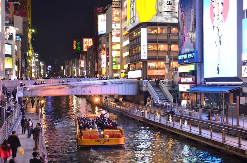 Dotonbori: Thiên đường ẩm thực đường phố thu hút khách du lịch.