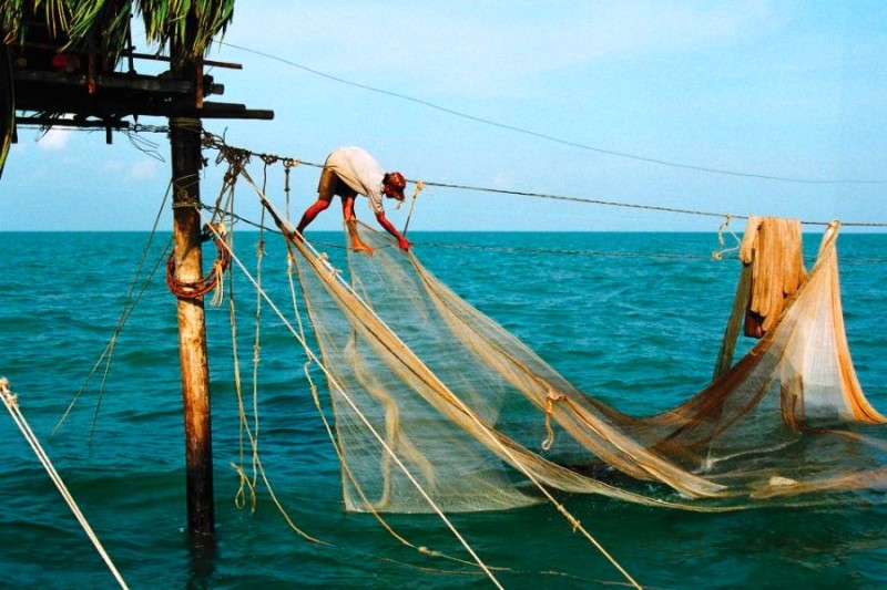 Đóng đáy hàng khơi đòi hỏi kỹ năng chuyên môn cao, kinh nghiệm dày dặn, bao gồm dựng trụ, xây chòi, giăng miệng đáy,...