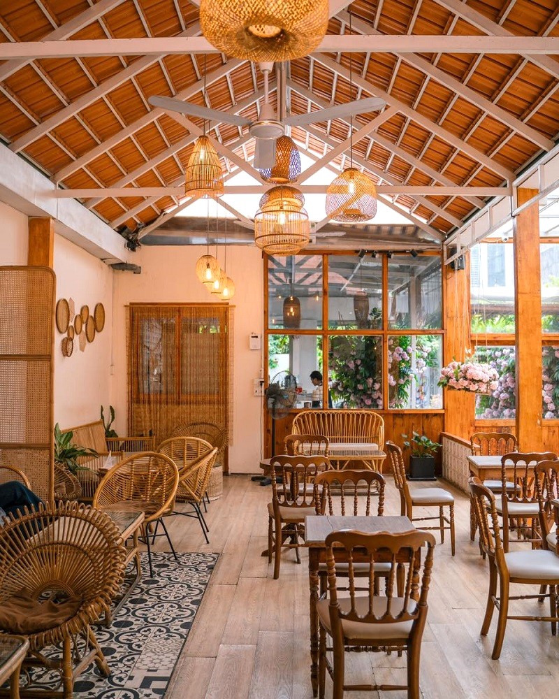 Khóm Cafe thu hút bởi nội thất đồng quê ấm cúng.