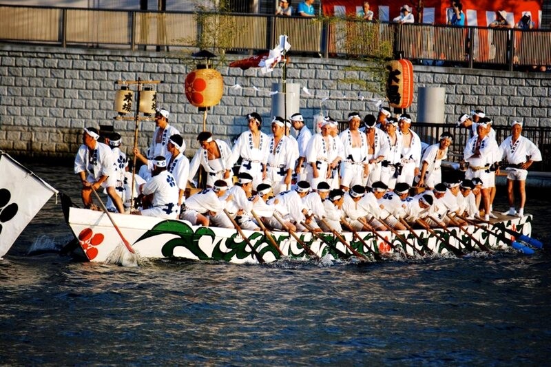 Lễ hội Tenjin Matsuri (Osaka) diễn ra vào 24-25/7.