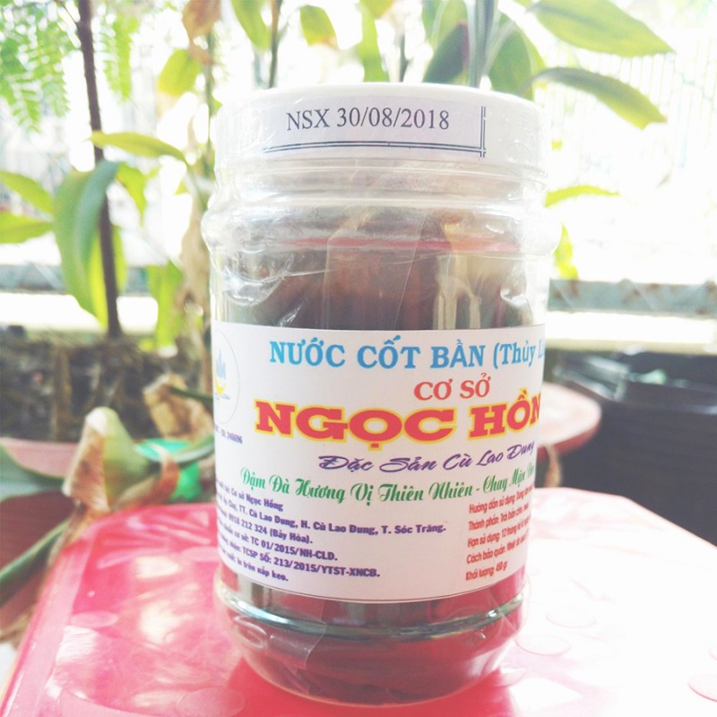 Nước cốt bần Cù Lao Dung do anh Hòa (cơ sở Ngọc Hồng) sáng tạo, giúp bảo quản hương vị trái bần chín lâu hơn và thuận tiện vận chuyển.