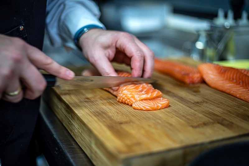 Sashimi cá hồi luôn là lựa chọn hàng đầu.