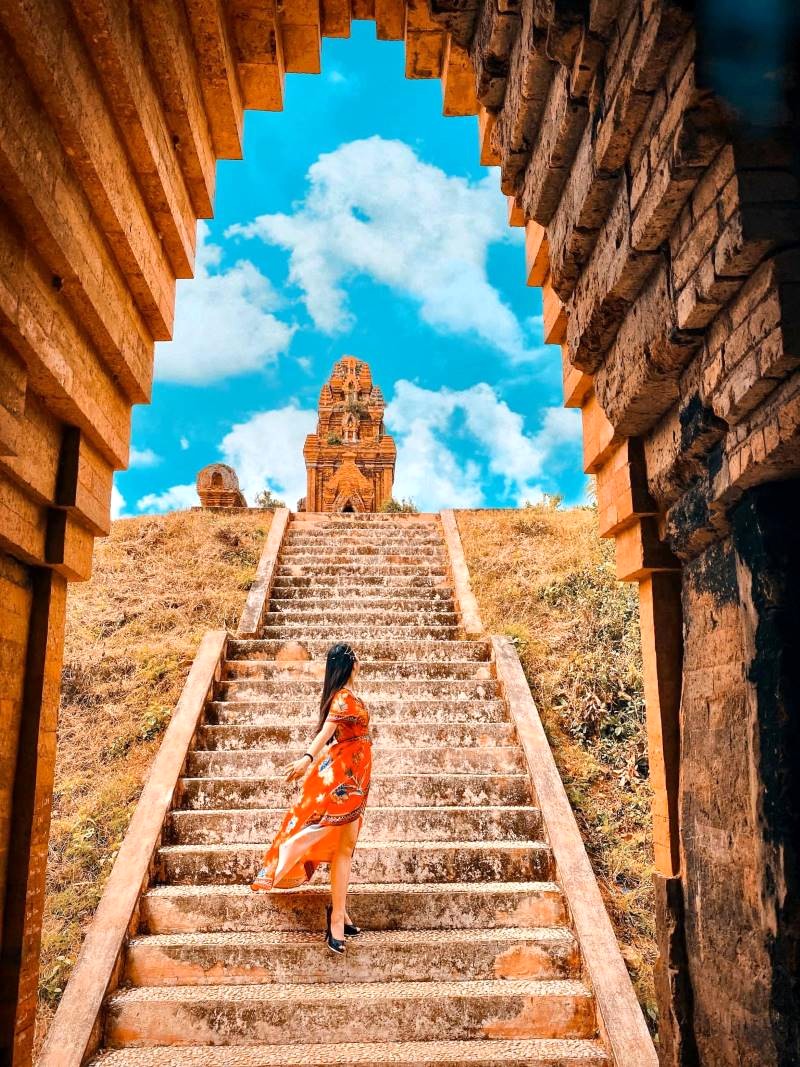 Gopura, cổng tháp, mở lối vào văn hóa Chăm cổ.