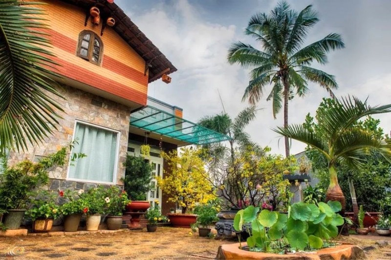 Homestay xanh mát trước sân.