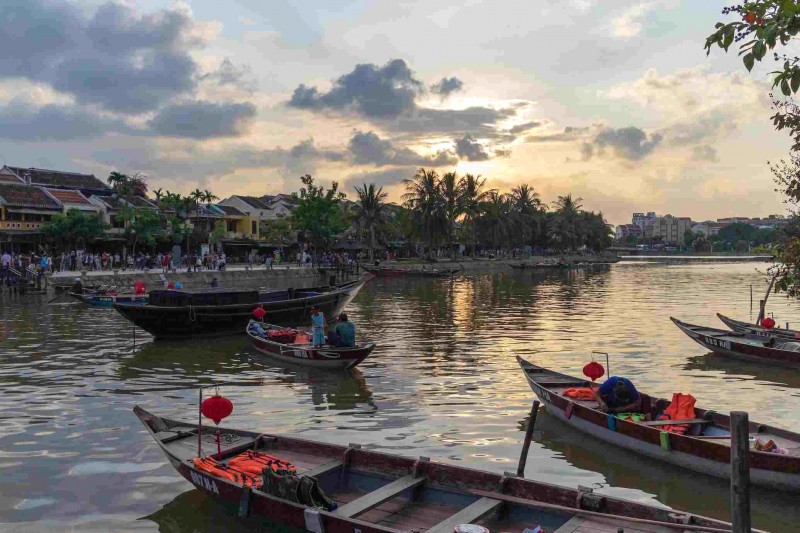 Phố Hội chìm trong ánh hoàng hôn êm đềm, nắng vàng cuối ngày nhuộm thành phố một màu thơ mộng.