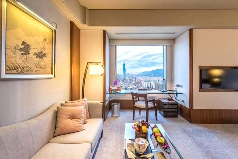 Phòng ngủ sang trọng, đẳng cấp tại khách sạn Shangri-La Far Eastern Plaza Đài Nam.