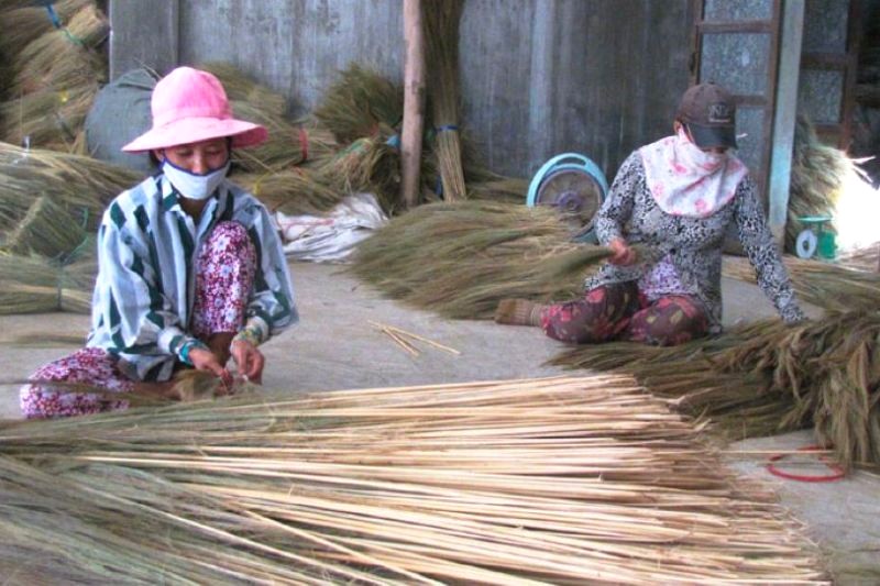 Làng nghề chổi bó Mỹ An giữ gìn nét đẹp truyền thống văn hóa qua nghề làm chổi được lưu truyền bao đời.