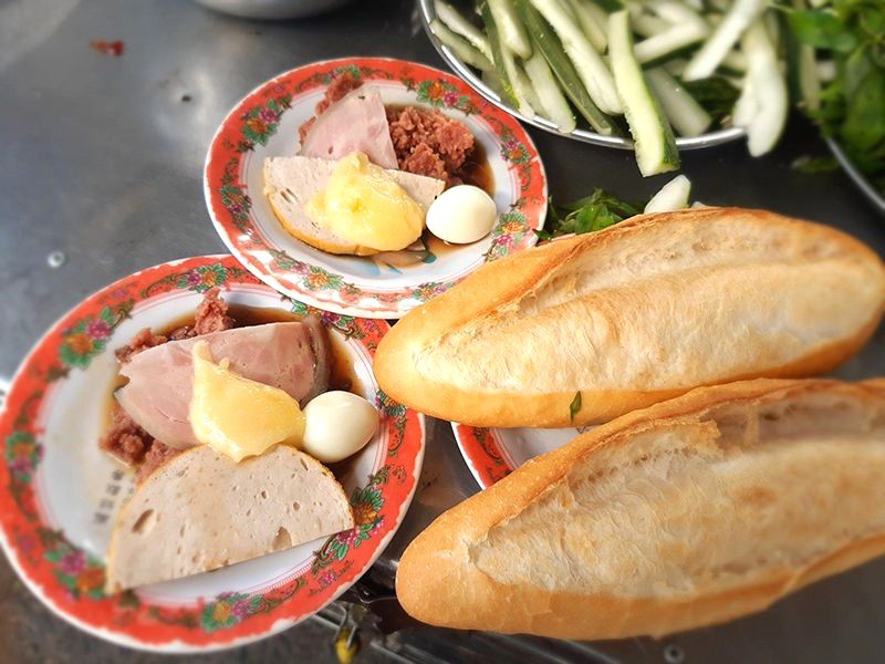 Bánh mì chấm pate - món ăn tưởng đơn giản nhưng luôn là lựa chọn quen thuộc của du khách khi đến Quy Nhơn.