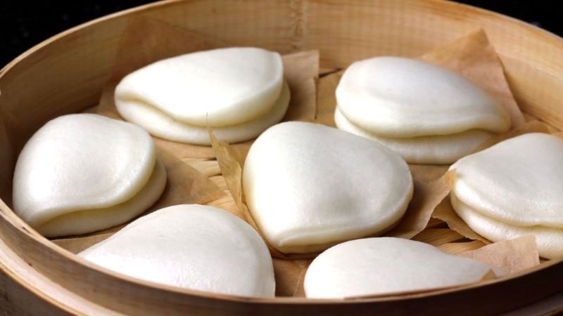 Làm vỏ bánh bao kẹp cần tay nghề cao.