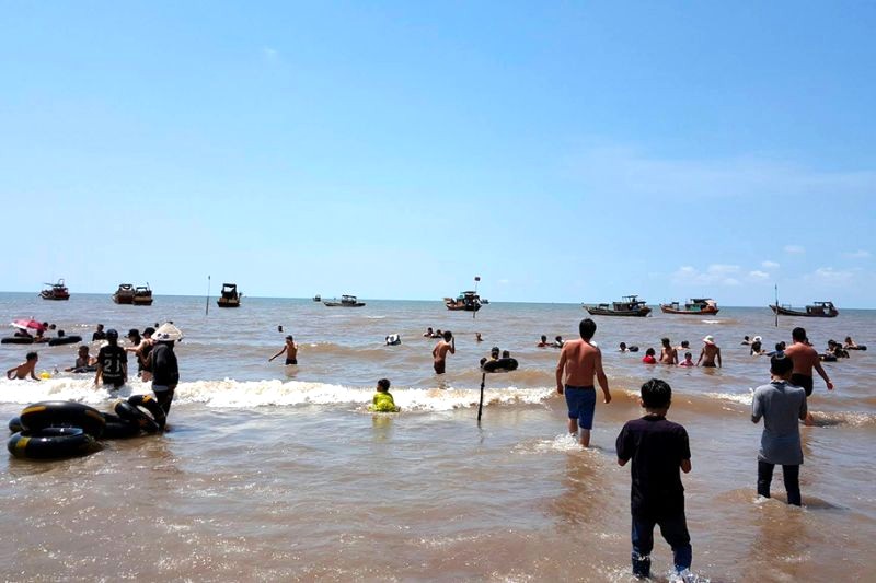 Biển Cồn Bửng Bến Tre tuy đục phù sa nhưng nước lại sạch, sóng lặng êm vào mùa hè, lý tưởng cho bơi lội.