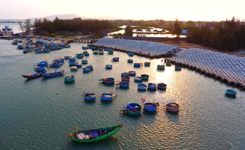 Khám phá làng chài Lộc An bằng ghe hoặc thuyền thúng.