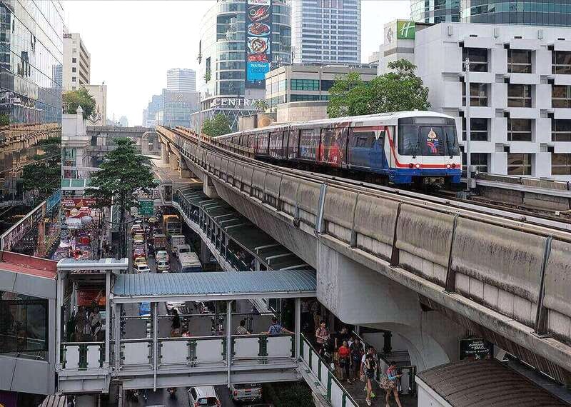 Giao thông Bangkok rất đông đúc, nên tránh đi taxi vào giờ cao điểm.