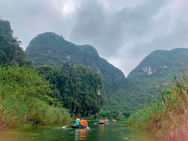 Trôi bồng bềnh trên thuyền giữa dòng nước ngọc bích, bạn sẽ tìm thấy sự thư thái và nhẹ nhàng tuyệt vời.