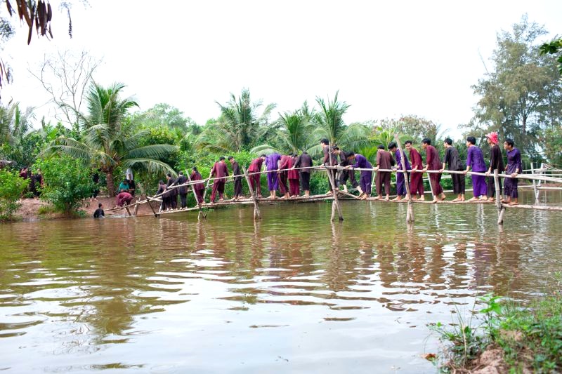 Sân chim Vàm Hồ không chỉ là nơi nghỉ dưỡng, thư giãn giữa thiên nhiên, mà còn mang đến những trải nghiệm thú vị với các trò chơi dân gian như đi cầu khỉ, đạp xích lô mini, chơi đánh đu...