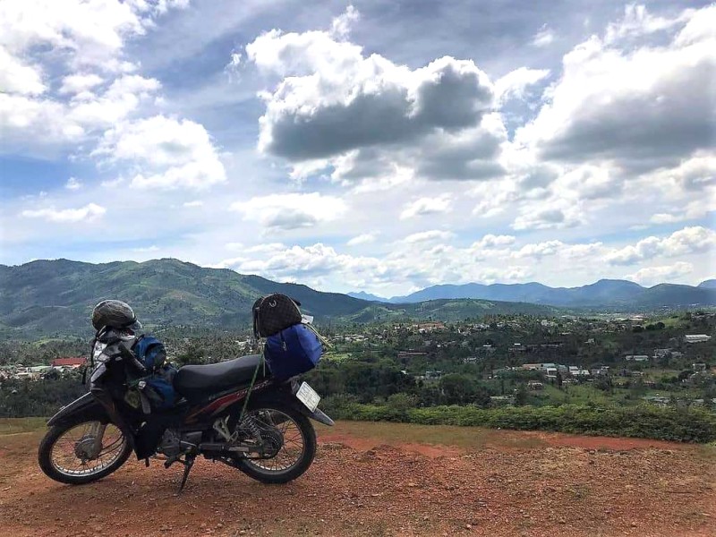 Di chuyển Nha Trang bằng xe máy thoải mái hơn khi hành lý gọn nhẹ, sắp xếp hợp lý.