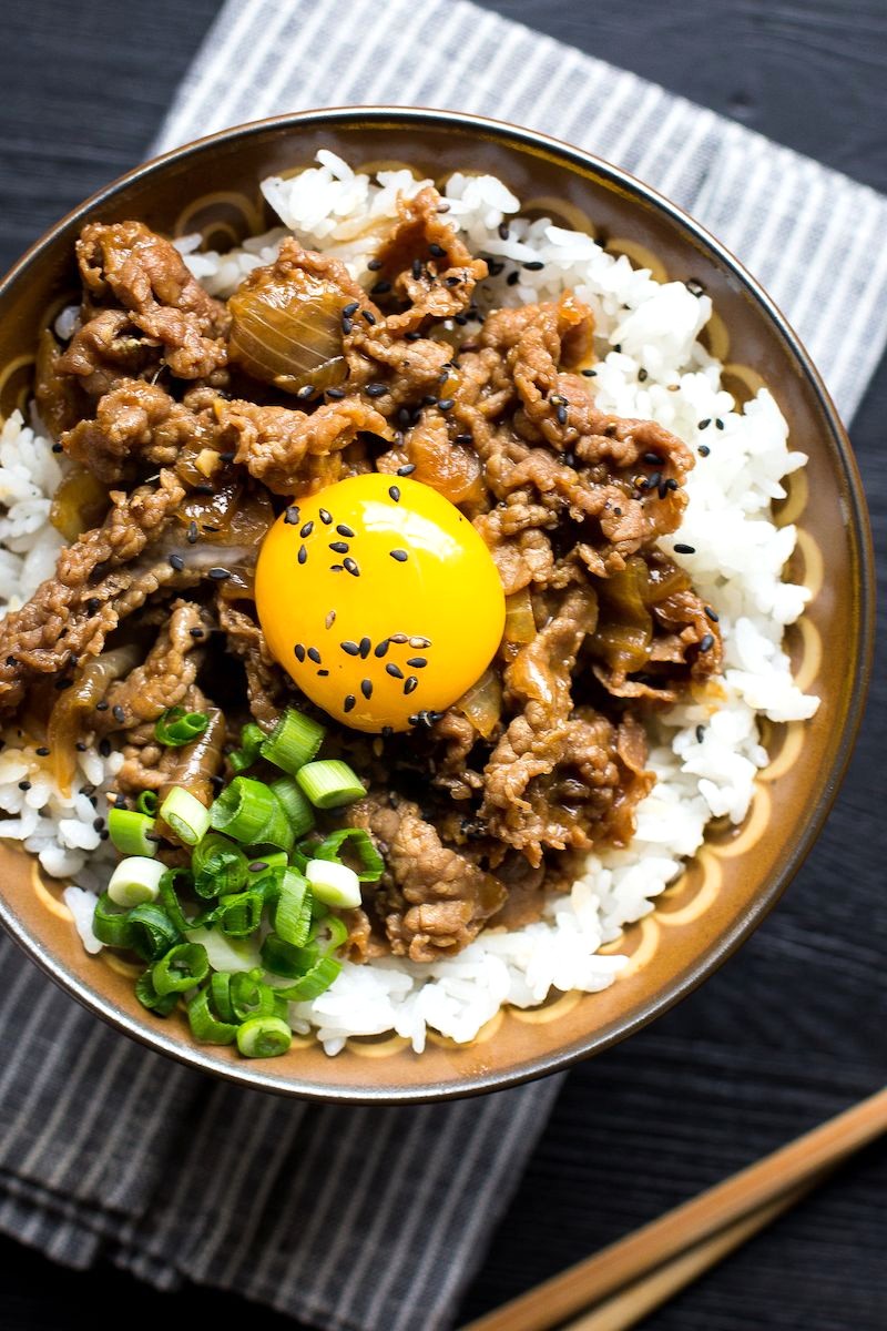 Gyudon là món Donburi với thịt bò, hành tây, gừng và củ cải daikon.